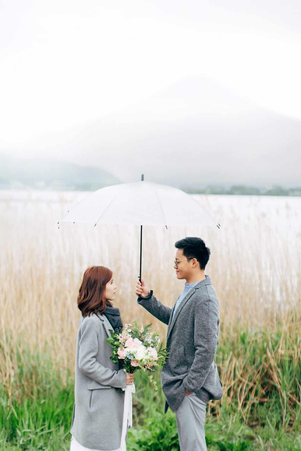 新人在富士山的河口湖拍攝婚紗