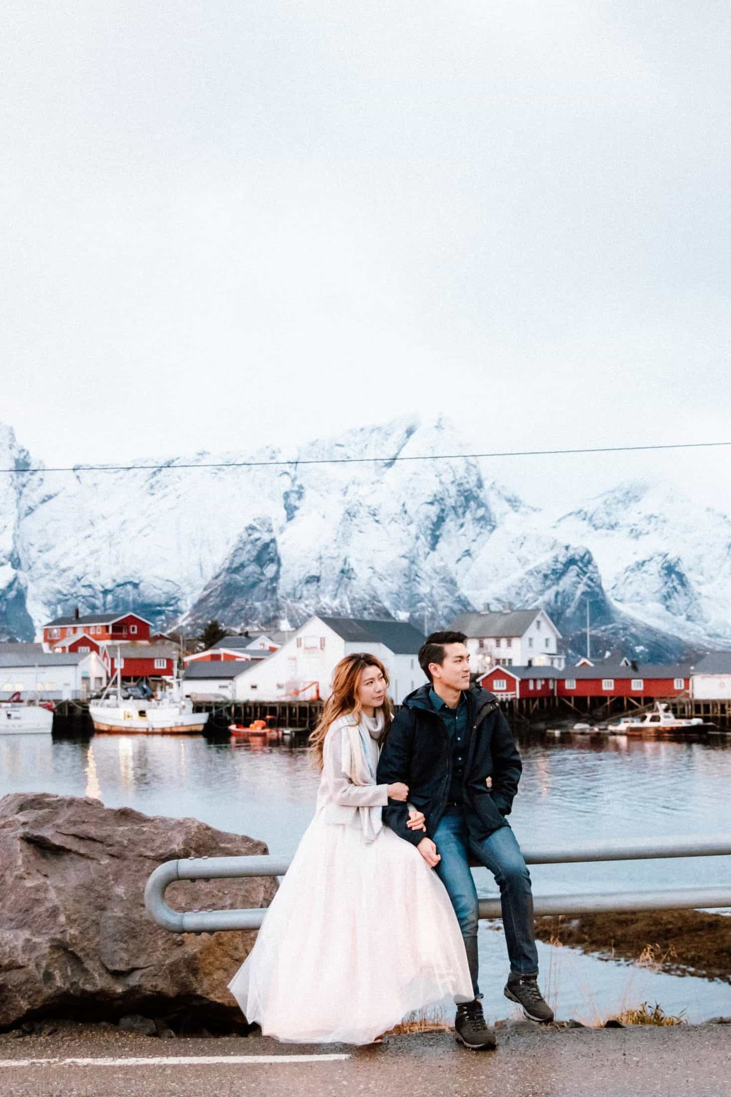 挪威旅拍婚紗 / 挪威 便服 婚紗 / 美式婚紗婚禮 / 海外旅拍婚紗, 去年冬季,我們前往 挪威 ,替Jin & Christine 拍攝了這組 挪威旅拍 婚紗,極度寒冷的低溫下 , 兩人穿著 便服 , 搭配獨有 挪威 雪山美景,令人驚嘆。這是一次非常深刻的 海外旅拍婚紗 經驗,因日照時間相當短暫,我們也追著著僅有的微光, 拍攝AG獨有的 逐光 婚紗。