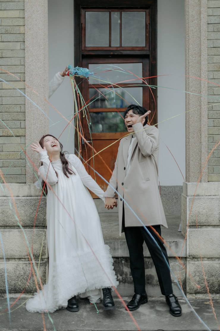 穿著輕婚紗和馬丁鞋走進台中東區戶政結婚登記寫真