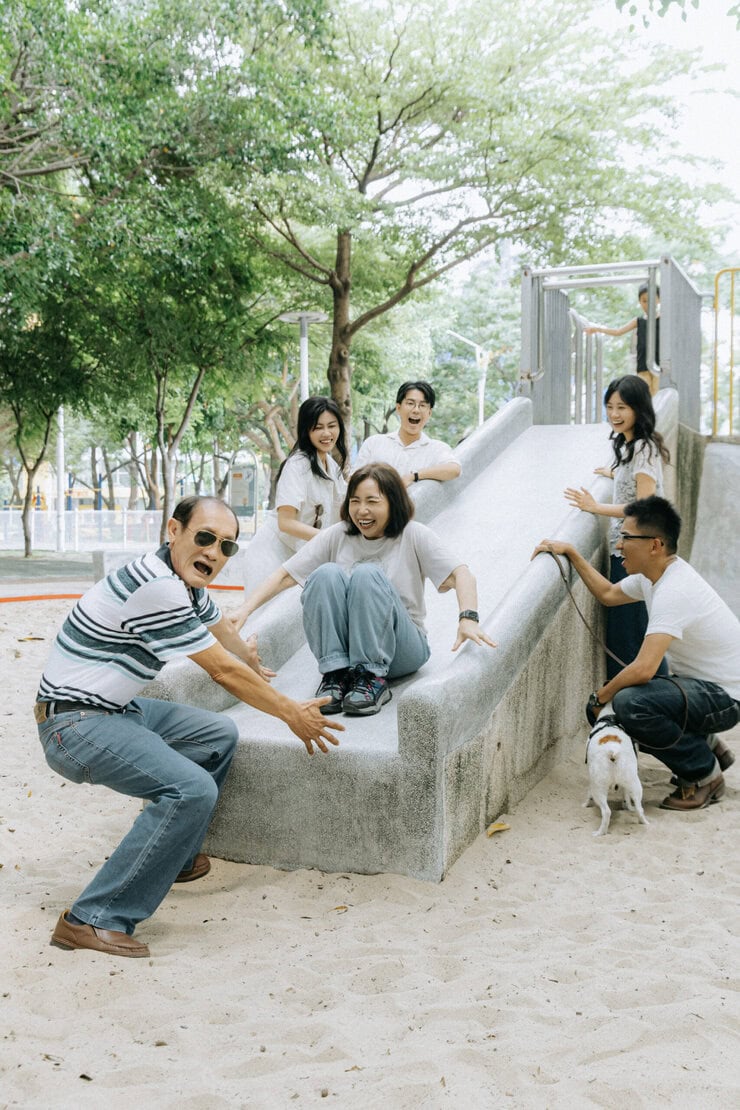 台中文心森林公園家庭寫真｜怡君一家與狗狗散步的自然全家福，Amazing Grace攝影美學拍攝。